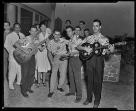 Fotografia "Conjunto musical na redação, Repórter: Everaldo" ([Local n/d] , [Data n/d]) [negativo]. / Fotógrafo(a): [Autoria n/d].  -- ITEM-0002.