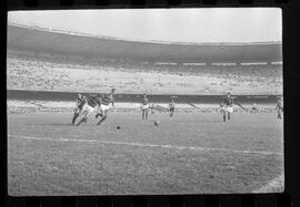 Fotografia "FUTEBOL = 'CAMPEONATO CARIOCA DE PROFISSIONAIS' Jogo Flamengo x Botafogo (3 x 1), America x Portuguesa (2 x 1), Madureira x Bangu (1 x 2), C. Grande x S. Cristovão (1 x 0) e C. Rio x Olaria (1 x 7), Reportagem de Esporte" ([Local n/d] , 1963) [negativo]. / Fotógrafo(a): Equipe.  -- ITEM-0013.