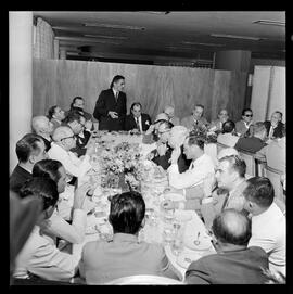 Fotografia "Banquete 'UH' - Classes produtoras e financeiras" ([Local n/d] , [Data n/d]) [negativo]. / Fotógrafo(a): [Autoria n/d].  -- ITEM-0013.
