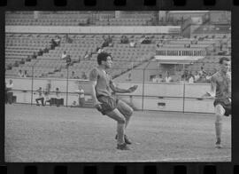 Fotografia "FUTEBOL = FLAMENGO F.C.' treino do Flamengo no Campo do Vasco da Gama" ([Local n/d] , 1963) [negativo]. / Fotógrafo(a): Demócrito Bezerra.  -- ITEM-0015.