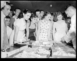 Fotografia "Concurso de beleza - Rio de Janeiro (Rainha do verão 1952), Reportagem Geral" ([Local n/d] , 1952) [negativo]. / Fotógrafo(a): Equipe.  -- ITEM-0001.