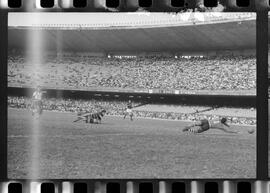 Fotografia "CAPEONATO [CAMPEONATO] CARIOCA DE 1963' (PROFISSIONAIS) (1º Turno) Jogo Famengo [Flamengo] x Campo Grande (5 x 0); Jogo Flamengo e Campo Grande, Reportagem de Esporte" ([Local n/d] , 1963) [negativo]. / Fotógrafo(a): Ribeiro; Demócrito.  -- ITEM-0041.