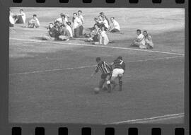 Fotografia "FUTEBOL = 'CAMPEONATO CARIOCA DE PROFISSIONAIS' Jogo Flamengo x Botafogo (3 x 1), America x Portuguesa (2 x 1), Madureira x Bangu (1 x 2), C. Grande x S. Cristovão (1 x 0) e C. Rio x Olaria (1 x 7), Reportagem de Esporte" ([Local n/d] , 1963) [negativo]. / Fotógrafo(a): Equipe.  -- ITEM-0103.