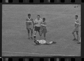 Fotografia "CAMPEONATO CARIOCA DE PROFISSIONAIS DE 1963' (1º Turno) Jogo Vasco da Gama x Olaria (1 x 0) no Maracanã" ([Local n/d] , 1963) [negativo]. / Fotógrafo(a): Demócrito; Ribeiro.  -- ITEM-0064.