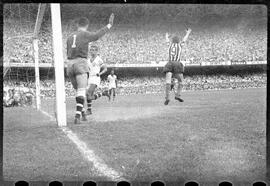 Fotografia "Futebol - R.J. (Campeonato Carioca - Jogo Botafogo x Fluminense), Seção: Esportes" ([Local n/d] , [Data n/d]) [negativo]. / Fotógrafo(a): Equipe.  -- ITEM-0098.