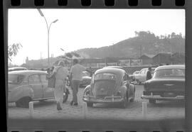 Fotografia "Jogos Campeonato Carioca; 'CAMPEONATO CARIOCA DE 1963' de PROFISSIONAIS (1º Turno) Jogos Vasco x Fluminense (3 x 1) Botafogo x Canto do Rio (3 x 0) America x Madureira (5 x 2) e Olaria x Portuguesa, Reportagem de Esporte" ([Local n/d] , 1963) [negativo]. / Fotógrafo(a): Equipe.  -- ITEM-0255.