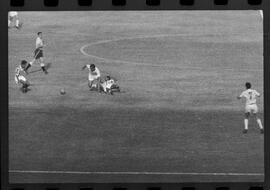 Fotografia "CAMPEONATO CARIOCA DE PROFISSIONAIS DE 1963' (1º Turno) Jogo Bangú x S. Cristovão (3 x 0)" ([Local n/d] , 1963) [negativo]. / Fotógrafo(a): Rodolfo.  -- ITEM-0012.