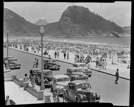 Fotografia "Praias - Rio de Janeiro (praia do Leme), Reportagem Geral" ([Local n/d] , [Data n/d]) [negativo]. / Fotógrafo(a): Jean Manzon.  -- ITEM-0002.