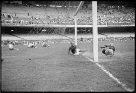 Fotografia "Futebol - Jogo - Botafogo x América" ([Local n/d] , [Data n/d]) [negativo]. / Fotógrafo(a): José Casal.  -- ITEM-0021.