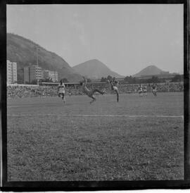 Fotografia "CAMPEONATO CARIOCA DE PROFISSIONAIS DE 1963 (1º TURNO) Jogos - Campeonato Carioca. Flamengo x Madureira (5 x 0) - Vasco x América (2 x 0) e Fluminense x Portuguesa (1 x 1). e Peter Kedzierski, homem voador dos EUA, (Vôo)" ([Local n/d] , 1963) [negativo]. / Fotógrafo(a): Equipe.  -- ITEM-0131.