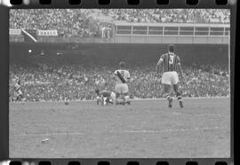 Fotografia "Jogos Campeonato Carioca; 'CAMPEONATO CARIOCA DE 1963' de PROFISSIONAIS (1º Turno) Jogos Vasco x Fluminense (3 x 1) Botafogo x Canto do Rio (3 x 0) America x Madureira (5 x 2) e Olaria x Portuguesa, Reportagem de Esporte" ([Local n/d] , 1963) [negativo]. / Fotógrafo(a): Equipe.  -- ITEM-0263.