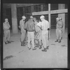 Fotografia "Blitz Policial na Favela do Esqueleto c/ [Duarte]; 'BATIDAS POLICIAIS' 'Blitz' Policial na Favela de Esqueleto, no Maracanã, Reportagem de Duarte" ([Local n/d] , 1963) [negativo]. / Fotógrafo(a): José Gomes; Gomes.  -- ITEM-0008.