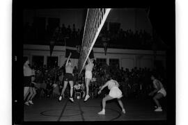 Fotografia "Voleibol - Masculino e Feminino de Volei Internacional no Flu" ([Local n/d] , [Data n/d]) [negativo]. / Fotógrafo(a): Ângelo.  -- ITEM-0004.