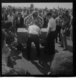 Fotografia "HOMEM VOADOR DOS ESTADOS UNIDOS' Homen [Homem] que Voa Exposição Americana Robert F. Courter, em apresentação no aterro da Glória), Reportagem de Holando [Holanda]" ([Local n/d] , 1963) [negativo]. / Fotógrafo(a): Ribeiro.  -- ITEM-0006.