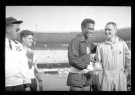 Fotografia "CAMPEONATO CARIOCA DE PROFISSIONAIS DE 1963 (1º TURNO) Jogos - Campeonato Carioca. Flamengo x Madureira (5 x 0) - Vasco x América (2 x 0) e Fluminense x Portuguesa (1 x 1). e Peter Kedzierski, homem voador dos EUA, (Vôo)" ([Local n/d] , 1963) [negativo]. / Fotógrafo(a): Equipe.  -- ITEM-0074.