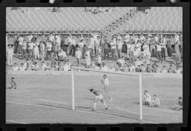 Fotografia "Jogos Campeonato Carioca; 'CAMPEONATO CARIOCA DE 1963' de PROFISSIONAIS (1º Turno) Jogos Vasco x Fluminense (3 x 1) Botafogo x Canto do Rio (3 x 0) America x Madureira (5 x 2) e Olaria x Portuguesa, Reportagem de Esporte" ([Local n/d] , 1963) [negativo]. / Fotógrafo(a): Equipe.  -- ITEM-0009.