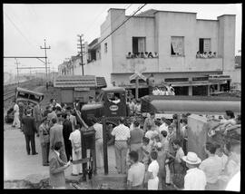 Fotografia "Desastre de trem em Nova Itaguassú (reconstituição)" ([Local n/d] , [Data n/d]) [negativo]. / Fotógrafo(a): Vieira Junior.  -- ITEM-0010.