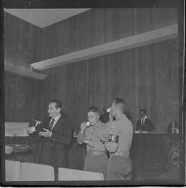 Fotografia "Brasília - Caso Hélio Fernandes, julgamento pró habe corpus [habeas corpus] em Brasília e encontro com sua esposa Sra. Rosinha Fernandes)" ([Local n/d] , 1963) [negativo]. / Fotógrafo(a): Nevilles.  -- ITEM-0011.