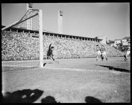 Fotografia "Futebol - Jogo em São Paulo, Copa Rio" ([Local n/d] , [Data n/d]) [negativo]. / Fotógrafo(a): [Autoria n/d].  -- ITEM-0003.