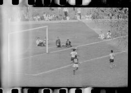 Fotografia "CAPEONATO [CAMPEONATO] CARIOCA DE 1963' (PROFISSIONAIS) (1º Turno) Jogo Famengo [Flamengo] x Campo Grande (5 x 0); Jogo Flamengo e Campo Grande, Reportagem de Esporte" ([Local n/d] , 1963) [negativo]. / Fotógrafo(a): Ribeiro; Demócrito.  -- ITEM-0105.