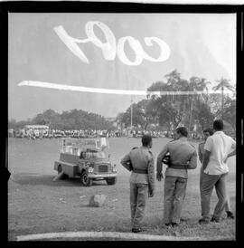 Fotografia "EXPOSIÇÃO 'ALIADOS NO PROGRESSO' Espectadores a espera do vôo humano na Exposição América" ([Local n/d] , 1963) [negativo]. / Fotógrafo(a): Joel.  -- ITEM-0006.