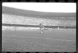 Fotografia "Jogos Campeonato Carioca; 'CAMPEONATO CARIOCA DE 1963' de PROFISSIONAIS (1º Turno) Jogos Vasco x Fluminense (3 x 1) Botafogo x Canto do Rio (3 x 0) America x Madureira (5 x 2) e Olaria x Portuguesa, Reportagem de Esporte" ([Local n/d] , 1963) [negativo]. / Fotógrafo(a): Equipe.  -- ITEM-0270.