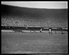 Fotografia "Futebol - Flamengo x Fluminense" ([Local n/d] , [Data n/d]) [negativo]. / Fotógrafo(a): Ângelo e Adir.  -- ITEM-0008.