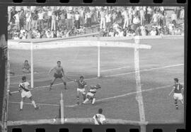 Fotografia "Jogos Campeonato Carioca; 'CAMPEONATO CARIOCA DE 1963' de PROFISSIONAIS (1º Turno) Jogos Vasco x Fluminense (3 x 1) Botafogo x Canto do Rio (3 x 0) America x Madureira (5 x 2) e Olaria x Portuguesa, Reportagem de Esporte" ([Local n/d] , 1963) [negativo]. / Fotógrafo(a): Equipe.  -- ITEM-0284.