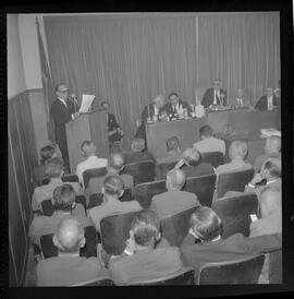 Fotografia "CONFEDERAÇÃO RURAL BRASILEIRA' Reunião na Confederação Rural Brasileira, Reportagem de Nelson Silva" ([Local n/d] , 1963) [negativo]. / Fotógrafo(a): Méra.  -- ITEM-0001.