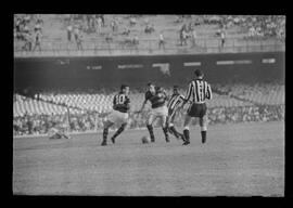 Fotografia "FUTEBOL = 'CAMPEONATO CARIOCA DE PROFISSIONAIS' Jogo Flamengo x Botafogo (3 x 1), America x Portuguesa (2 x 1), Madureira x Bangu (1 x 2), C. Grande x S. Cristovão (1 x 0) e C. Rio x Olaria (1 x 7), Reportagem de Esporte" ([Local n/d] , 1963) [negativo]. / Fotógrafo(a): Equipe.  -- ITEM-0226.