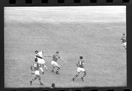 Fotografia "Jogos Campeonato Carioca; 'CAMPEONATO CARIOCA DE 1963' de PROFISSIONAIS (1º Turno) Jogos Vasco x Fluminense (3 x 1) Botafogo x Canto do Rio (3 x 0) America x Madureira (5 x 2) e Olaria x Portuguesa, Reportagem de Esporte" ([Local n/d] , 1963) [negativo]. / Fotógrafo(a): Equipe.  -- ITEM-0225.