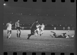 Fotografia "Futebol; 'FUTEBOL = LIBERTADORES DAS AMÉRICAS' Botafogo x Alianza de Lima (2 x 1) (Fases do jogo realizado no Maracanã)" ([Local n/d] , 1963) [negativo]. / Fotógrafo(a): Demócrito.  -- ITEM-0003.