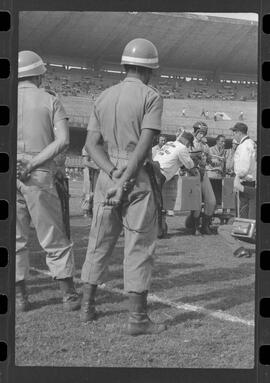 Fotografia "CAMPEONATO CARIOCA DE PROFISSIONAIS DE 1963 (1º TURNO) Jogos - Campeonato Carioca. Flamengo x Madureira (5 x 0) - Vasco x América (2 x 0) e Fluminense x Portuguesa (1 x 1). e Peter Kedzierski, homem voador dos EUA, (Vôo)" ([Local n/d] , 1963) [negativo]. / Fotógrafo(a): Equipe.  -- ITEM-0057.