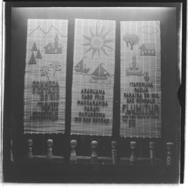 Fotografia "VITRINE 'FLUMITUR', Reportagem de Danton" ([Local n/d] , 1962) [negativo]. / Fotógrafo(a): Publicidade.  -- ITEM-0003.