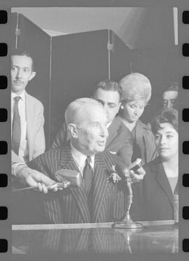 Fotografia "Maurice Chevalier - ent. coletiva no Copa, Reportagem de Raimundo" ([Local n/d] , 1963) [negativo]. / Fotógrafo(a): Luiz Pinto.  -- ITEM-0005.