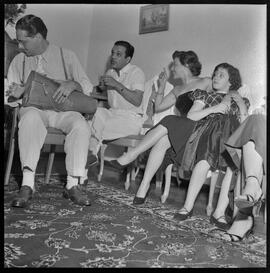 Fotografia "Fotos na residência do Sr. Paulo Medeiros. Festa - Amigos do Samba" ([Local n/d] , [Data n/d]) [negativo]. / Fotógrafo(a): Hélio Santos.  -- ITEM-0018.