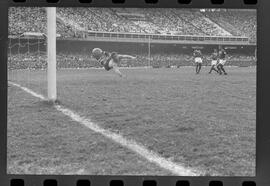 Fotografia "Jogos Campeonato Carioca; 'CAMPEONATO CARIOCA DE 1963' de PROFISSIONAIS (1º Turno) Jogos Vasco x Fluminense (3 x 1) Botafogo x Canto do Rio (3 x 0) America x Madureira (5 x 2) e Olaria x Portuguesa, Reportagem de Esporte" ([Local n/d] , 1963) [negativo]. / Fotógrafo(a): Equipe.  -- ITEM-0120.