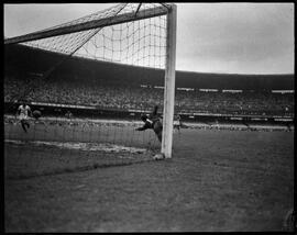 Fotografia "Esporte - Futebol, Jogos do dia 16 de dezembro de 1951" ([Local n/d] , 1951) [negativo]. / Fotógrafo(a): Equipe.  -- ITEM-0015.