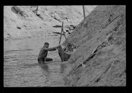 Fotografia "Manobras em Ribeirão das Lages (Paraquedistas: Sobrevivência na Selva operação); 'PARAQUEDISTAS' PARAQUEDISTAS em manobra em Ribeirão das Lages" ([Local n/d] , 1963) [negativo]. / Fotógrafo(a): Méra; Caban.  -- ITEM-0032.