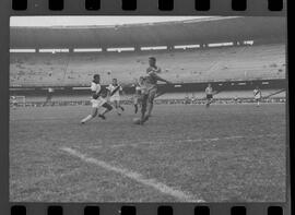 Fotografia "CAMPEONATO CARIOCA DE PROFISSIONAIS DE 1963' (1º Turno) Jogo Vasco da Gama x Olaria (1 x 0) no Maracanã" ([Local n/d] , 1963) [negativo]. / Fotógrafo(a): Demócrito; Ribeiro.  -- ITEM-0074.