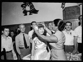 Fotografia "Sociedade Italiana de Mútuo Auxílio - Coroação da Rainha do Carnaval, Reportagem Geral" ([Local n/d] , [Data n/d]) [negativo]. / Fotógrafo(a): Equipe.  -- ITEM-0003.