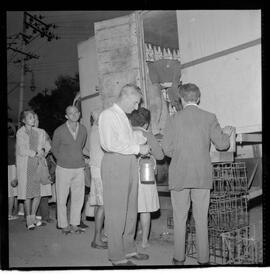 Fotografia "LEITE' Reportagem com falta de leite filas para compra do produto, Reportagem de Duarte" ([Local n/d] , 1963) [negativo]. / Fotógrafo(a): José Gomes.  -- ITEM-0003.