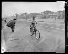 Fotografia "Ciclista" ([Local n/d] , [Data n/d]) [negativo]. / Fotógrafo(a): Domicio.  -- ITEM-0001.