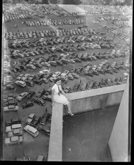 Fotografia "Concurso de beleza (Rainha do Verão 1952), Repórter : Equipe, Reportagem Geral" ([Local n/d] , 1952) [negativo]. / Fotógrafo(a): Adir.  -- ITEM-0022.