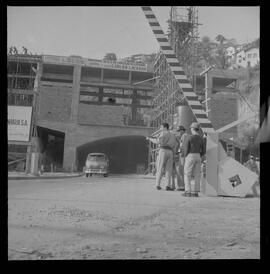 Fotografia "TÚNEL - CATUMBI = LARANJEIRAS' Reportagem no Túnel Catumbi Laranjeiras, Reportagem de Carlos Areias" ([Local n/d] , 1963) [negativo]. / Fotógrafo(a): Ferreira.  -- ITEM-0005.