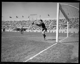 Fotografia "Futebol - Chile" ([Local n/d] , [Data n/d]) [negativo]. / Fotógrafo(a): [Autoria n/d].  -- ITEM-0011.