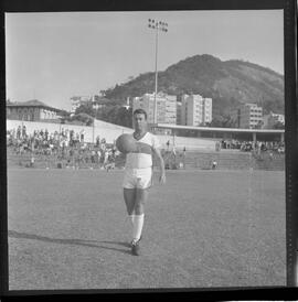 Fotografia "FUTEBOL = 'CAMPEONATO CARIOCA DE PROFISSIONAIS' Jogo Flamengo x Botafogo (3 x 1), America x Portuguesa (2 x 1), Madureira x Bangu (1 x 2), C. Grande x S. Cristovão (1 x 0) e C. Rio x Olaria (1 x 7), Reportagem de Esporte" ([Local n/d] , 1963) [negativo]. / Fotógrafo(a): Equipe.  -- ITEM-0326.