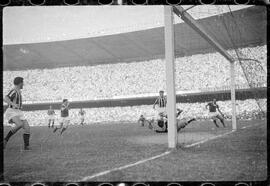 Fotografia "Futebol - R.J. (Copa Rio - 1951) (Maracanã) Juventus 2 (Itália) x Palmeiras 2 (Brasil), Repórter: Equipe, Seção: Esportes" ([Local n/d] , 1951) [negativo]. / Fotógrafo(a): Equipe.  -- ITEM-0012.