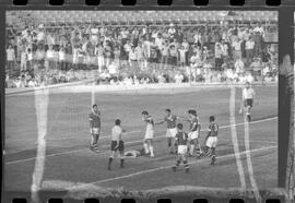 Fotografia "Jogos Campeonato Carioca; 'CAMPEONATO CARIOCA DE 1963' de PROFISSIONAIS (1º Turno) Jogos Vasco x Fluminense (3 x 1) Botafogo x Canto do Rio (3 x 0) America x Madureira (5 x 2) e Olaria x Portuguesa, Reportagem de Esporte" ([Local n/d] , 1963) [negativo]. / Fotógrafo(a): Equipe.  -- ITEM-0283.