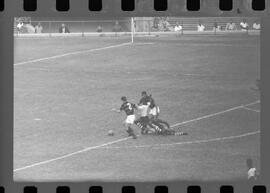 Fotografia "CAPEONATO [CAMPEONATO] CARIOCA DE 1963' (PROFISSIONAIS) (1º Turno) Jogo Famengo [Flamengo] x Campo Grande (5 x 0); Jogo Flamengo e Campo Grande, Reportagem de Esporte" ([Local n/d] , 1963) [negativo]. / Fotógrafo(a): Ribeiro; Demócrito.  -- ITEM-0080.